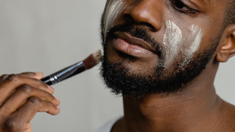 Homem aplicando creme - cuidados masculinos